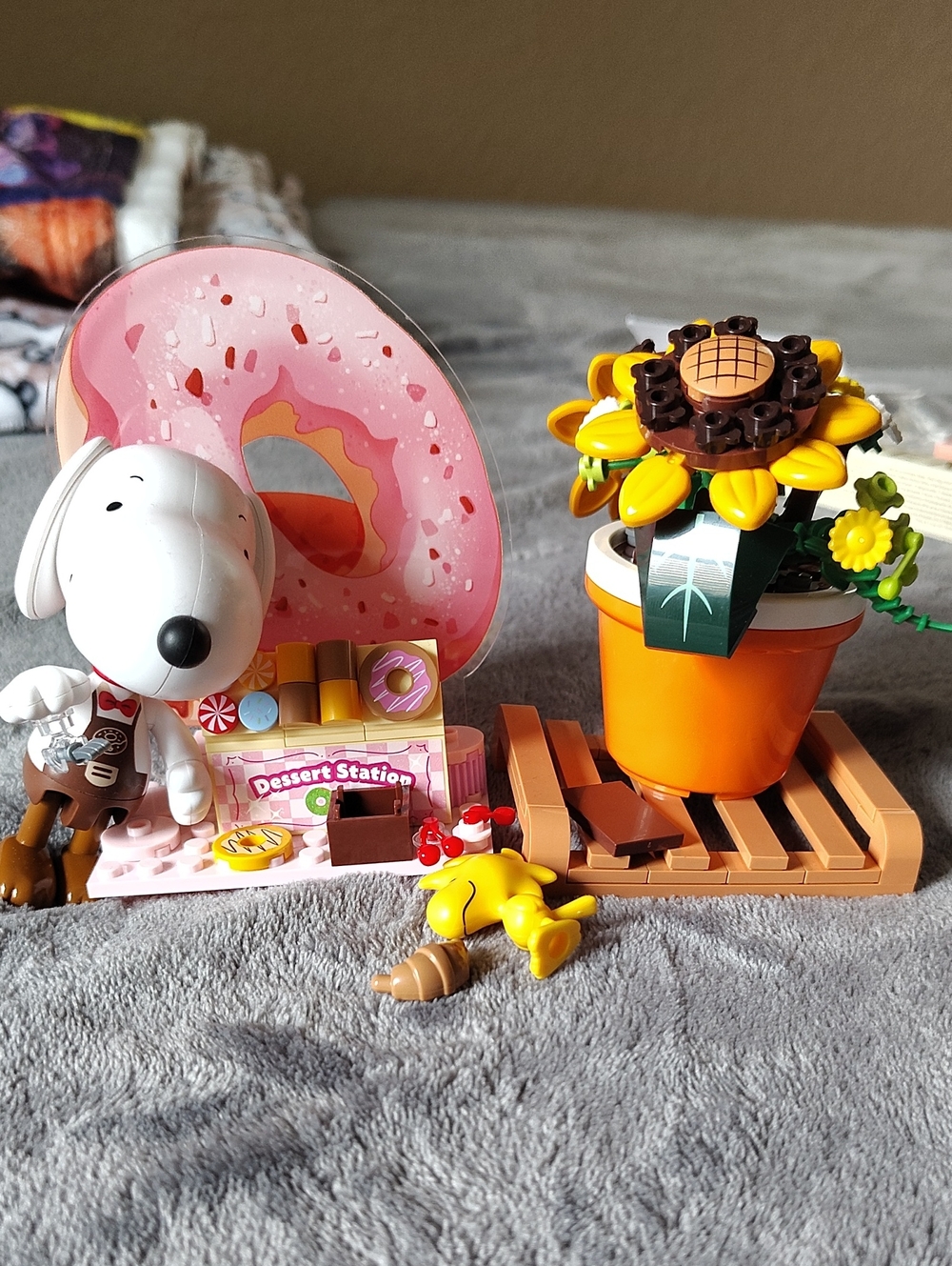 Peanuts Pink White Orange Dessert Station & Sunflower Build Set